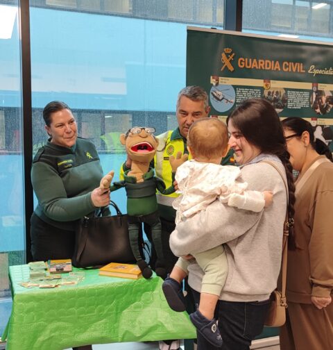 La Guardia Civil visita la Unidad de Pediatría del Hospital Álvaro Cunqueiro de Vigo