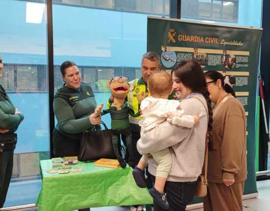 La Guardia Civil visita la Unidad de Pediatría del Hospital Álvaro Cunqueiro de Vigo