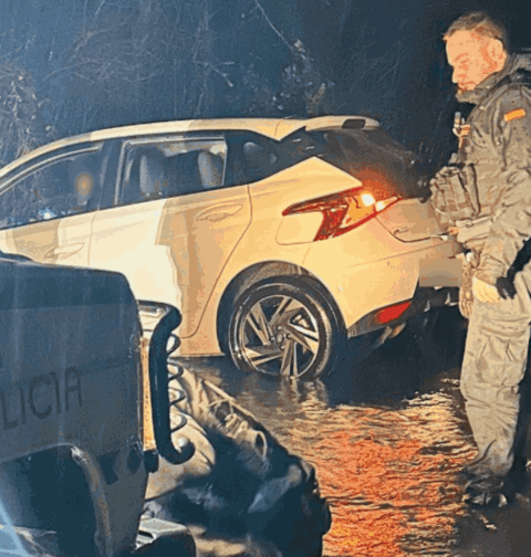 La Guardia Civil auxilia a un conductor atrapado en Portas