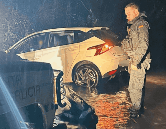 La Guardia Civil auxilia a un conductor atrapado en Portas