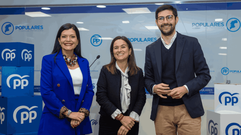 El diputado Juan Bayón y las senadoras Nidia Arévalo y Pepa Pardo explican el programa de vivienda de Feijóo, que contiene 15 medidas de choque para cubrir el déficit actual existente en toda España.