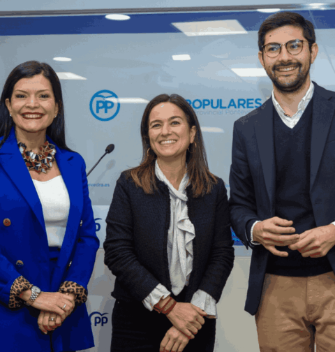 El diputado Juan Bayón y las senadoras Nidia Arévalo y Pepa Pardo explican el programa de vivienda de Feijóo, que contiene 15 medidas de choque para cubrir el déficit actual existente en toda España.