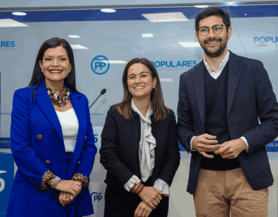 El diputado Juan Bayón y las senadoras Nidia Arévalo y Pepa Pardo explican el programa de vivienda de Feijóo, que contiene 15 medidas de choque para cubrir el déficit actual existente en toda España.