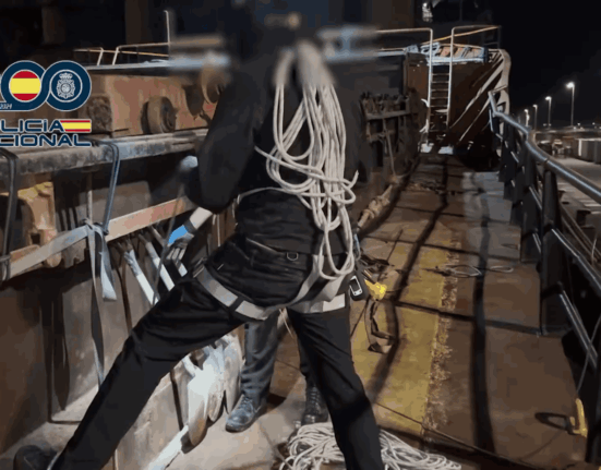 Interceptado en aguas del Atlántico un buque mercante que ocultaba casi 10 toneladas de cocaína entre un cargamento de sal