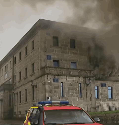 Servicios de emergencia trabajan en un incendio en una comisaría de Santiago