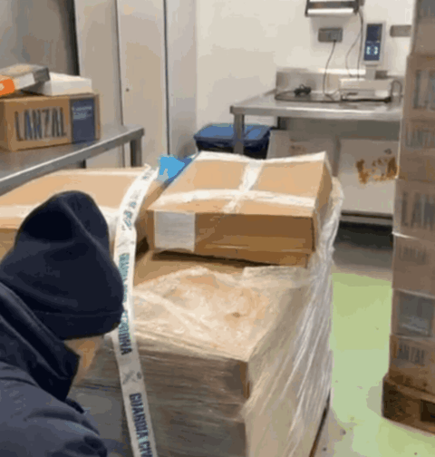 La Guardia Civil inmoviliza 186 toneladas de pescado congelado en Marín