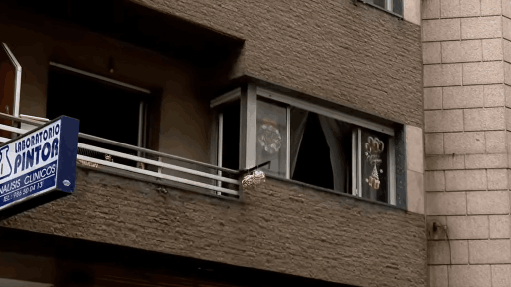 Los equipos de emergencia rescatan a una mujer de un balcón que se quemó por un incendio Villagarcía .