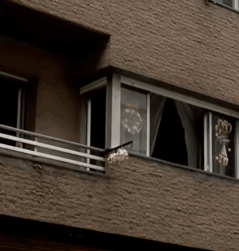 Los equipos de emergencia rescatan a una mujer de un balcón que se quemó por un incendio Villagarcía .