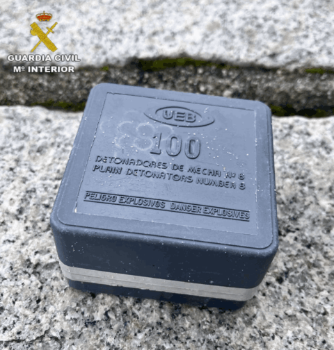 La Guardia Civil de Pontevedra retira una caja de detonadores pirotécnicos en Poio