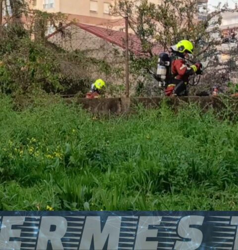 Tres dotaciones de bomberos sofocan un incendio en una vivienda abandonada en Vigo