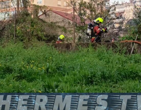 Tres dotaciones de bomberos sofocan un incendio en una vivienda abandonada en Vigo