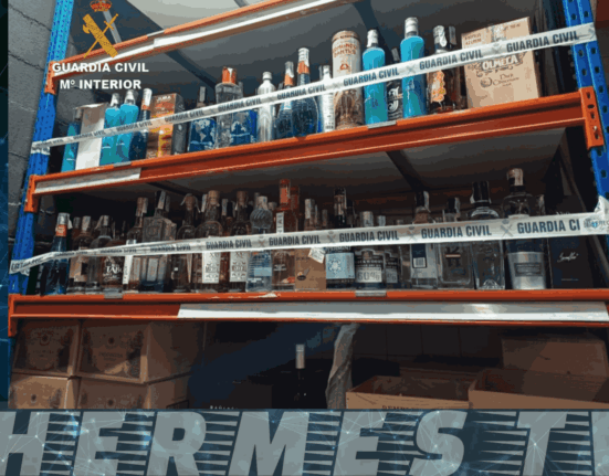 La Guardia Civil interviene más de 300 botellas de bebidas alcohólicas en una inspección en Marín