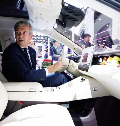 Rueda asiste al salón del automóvil Beijing Autoshow en su gira china para explorar relaciones comerciales y económicas con el país asiático