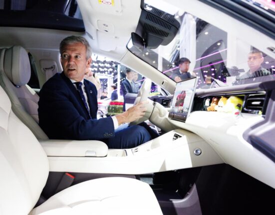 Rueda asiste al salón del automóvil Beijing Autoshow en su gira china para explorar relaciones comerciales y económicas con el país asiático