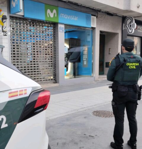 La Guardia Civil detiene en Sanxenxo a un exempleado de una tienda de telefonía por sustraer móviles valorados en 23.000 euros