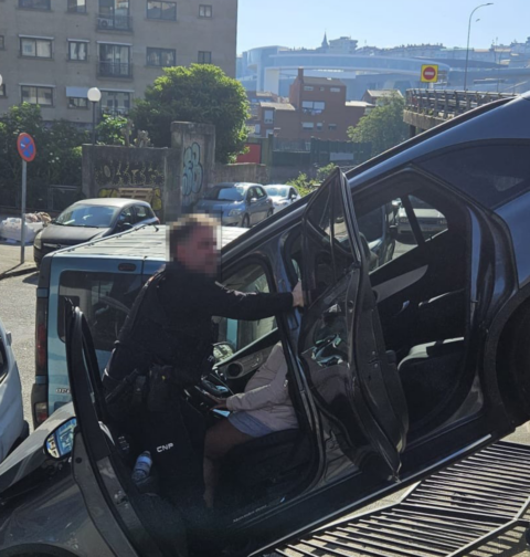 La Policía Nacional de Vigo evita que un hombre encaramado al tejado del último piso de un inmueble se precipite al vacío