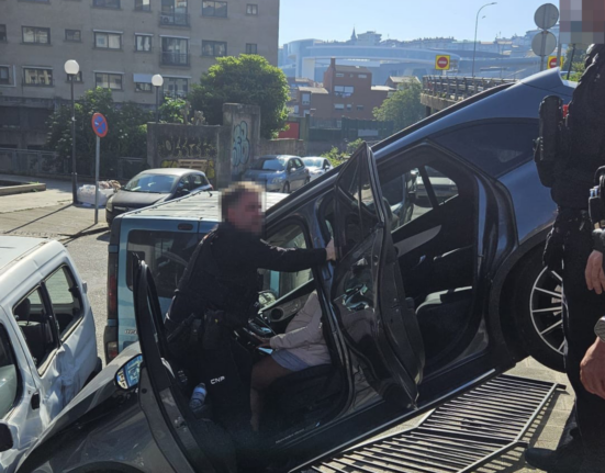 La Policía Nacional de Vigo evita que un hombre encaramado al tejado del último piso de un inmueble se precipite al vacío