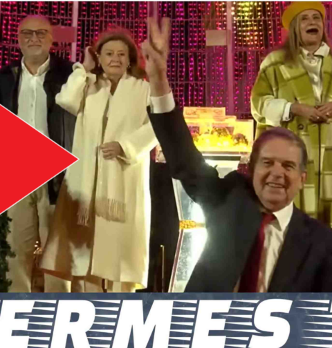 Caballero acusa a Rueda de antidemocrático por mezclar en los actos PP y Xunta mientras él sube a su mujer al palco oficial de la Navidad