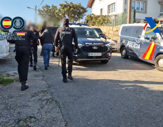 La Policía Nacional detiene a cuatro personas y desmantela dos narcopisos en Coruxo y Navia