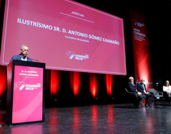 El conselleiro de Sanidade destaca el liderazgo del Hospital Público Álvaro Cunqueiro de Vigo en cirugía cardiovascular con la aplicación de técnicas pioneras y casi 670 intervenciones al año