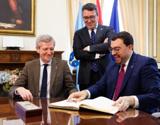 Rueda es recibido junto a Adrián Barbón en la Casa del Ayuntamiento de Ribadeo