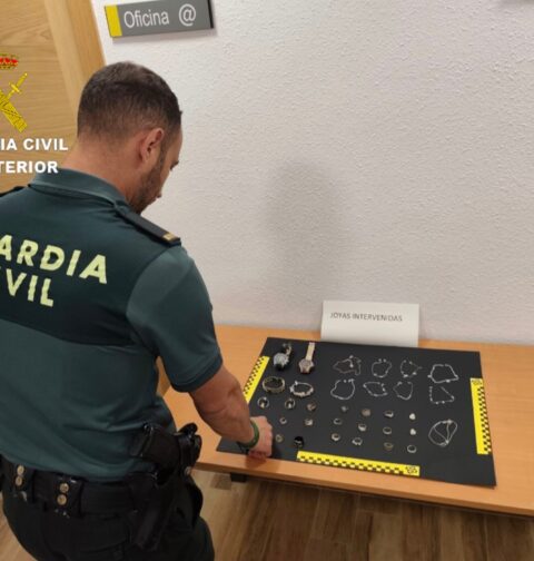 La Guardia Civil de Baiona ha detenido a dos extranjeros como presuntos autores de 2 hurtos en joyerías