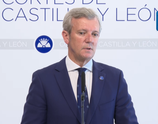 Rueda arropa a Mañueco en su toma de posesión y celebra la apuesta de SAIC por instalarse en Galicia