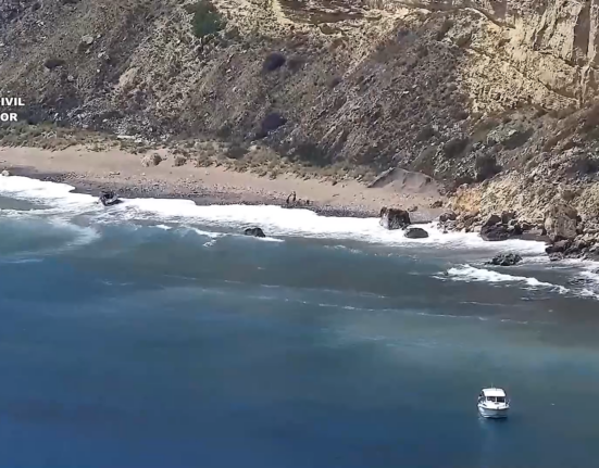 La Guardia Civil detiene al patrón de una embarcación que pretendía introducir por mar en Melilla a seis migrantes de forma irregular