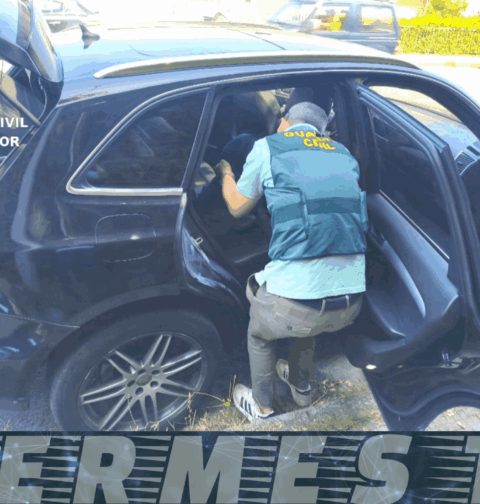 La Guardia Civil desarticula un grupo criminal vinculado al atraco de una sucursal bancaria en Pazos de Borbén