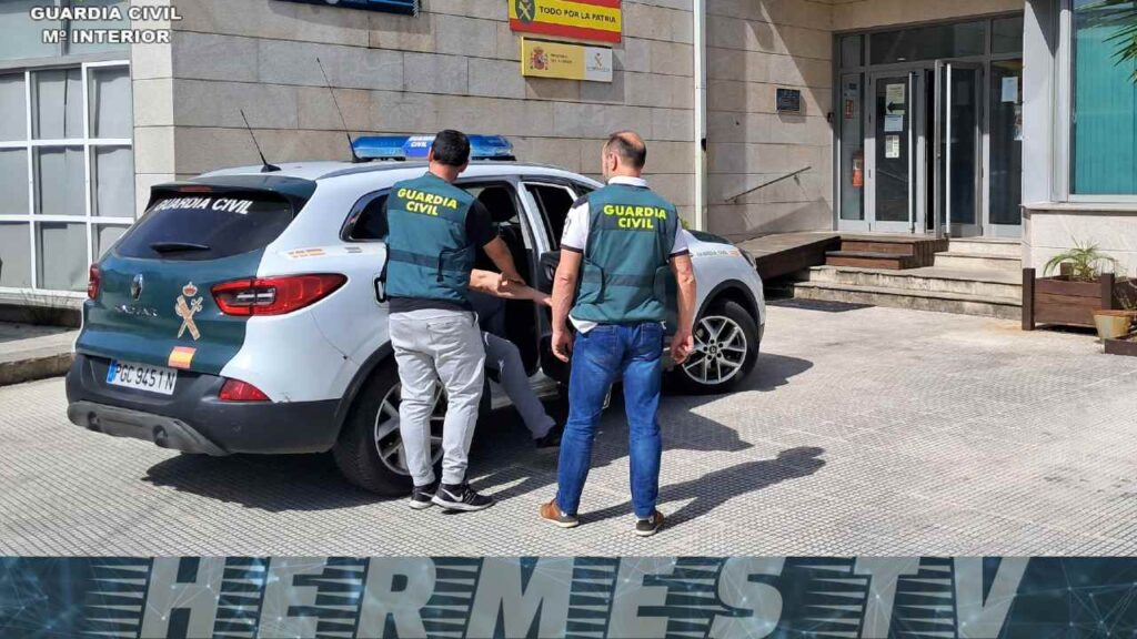 La guardia civil detiene al autor de las pintadas de la Iglesia de Cambados