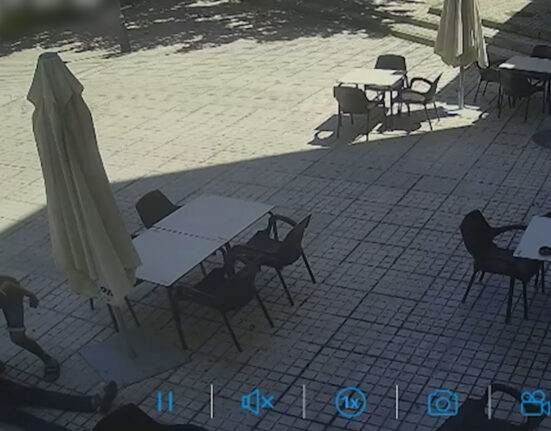 La Guardia Civil ha detenido a un hombre de 30 años por un delito de lesiones graves en el ámbito familiar (violencia doméstica) tras propinar un puñetazo a su padre, de 70 años, en la terraza de un bar en Mora (Toledo)