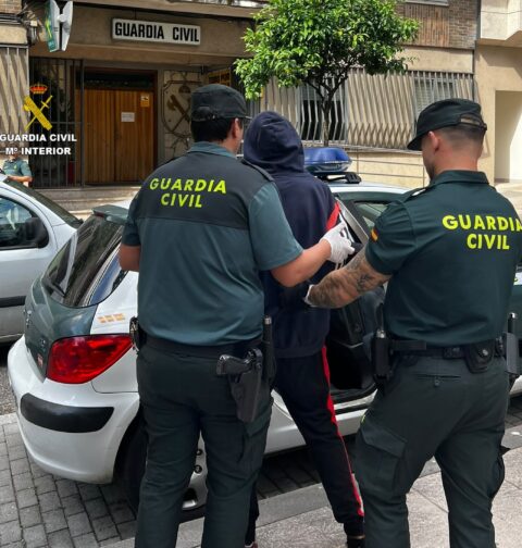La Guardia Civil detiene “in fraganti” al autor del robo en un bar de O Porriño minutos después del delito