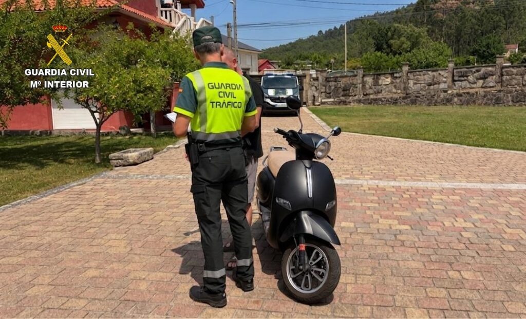 La Guardia Civil investiga al padre de un menor de 10 años por permitirle conducir una motocicleta en Gondomar.