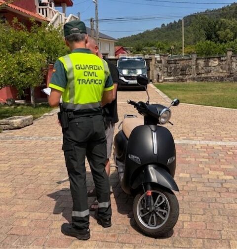 La Guardia Civil investiga al padre de un menor de 10 años por permitirle conducir una motocicleta en Gondomar.