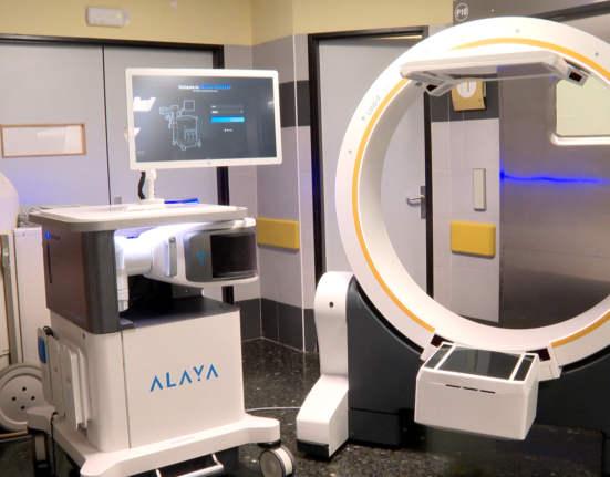 La Xunta destaca la incorporación al Sergas del primer robot con navegación cinemática que realizará en Santiago cirugía de columna de alta complejidad