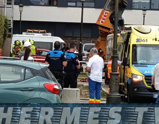 Un trabajador herido tras caer desde una grúa en la calle del Arenal en Vigo