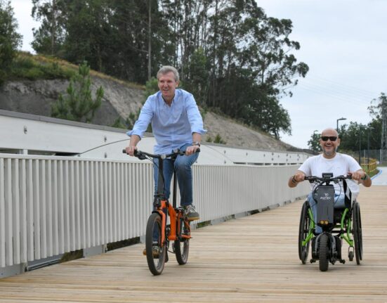 Rueda destaca que la senda peatonal y ciclista entre O Milladoiro y Santiago es ya una opción frente al vehículo particular