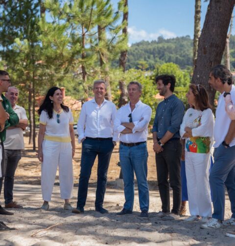 **Alfonso Rueda y Feijóo ponen en valor el Camiño do Litoral para descubrir Galicia y su costa de una forma diferente**