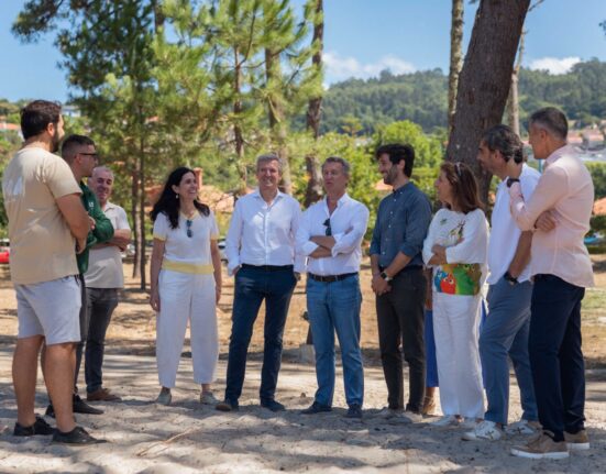 **Alfonso Rueda y Feijóo ponen en valor el Camiño do Litoral para descubrir Galicia y su costa de una forma diferente**