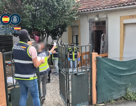 La Policía Nacional tapia una vivienda en Vigo utilizada como punto de venta de droga en la calle Aragón
