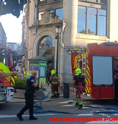 Un incendio obliga a desalojar la oficina principal de Correos en la plaza de Compostela de Vigo