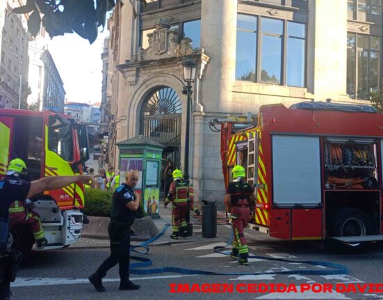 Un incendio obliga a desalojar la oficina principal de Correos en la plaza de Compostela de Vigo
