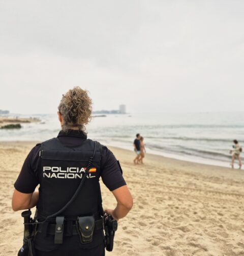 Una agente de la Policía Nacional fuera de servicio salva a una mujer arrastrada por la corriente en Samil, Vigo