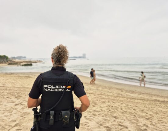 Una agente de la Policía Nacional fuera de servicio salva a una mujer arrastrada por la corriente en Samil, Vigo