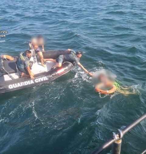 La Guardia Civil rescata a dos personas que se habían caído al agua practicando un deporte náutico en A Illa de Arousa