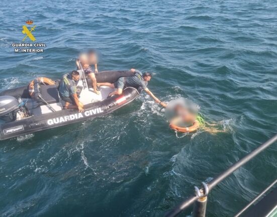 La Guardia Civil rescata a dos personas que se habían caído al agua practicando un deporte náutico en A Illa de Arousa