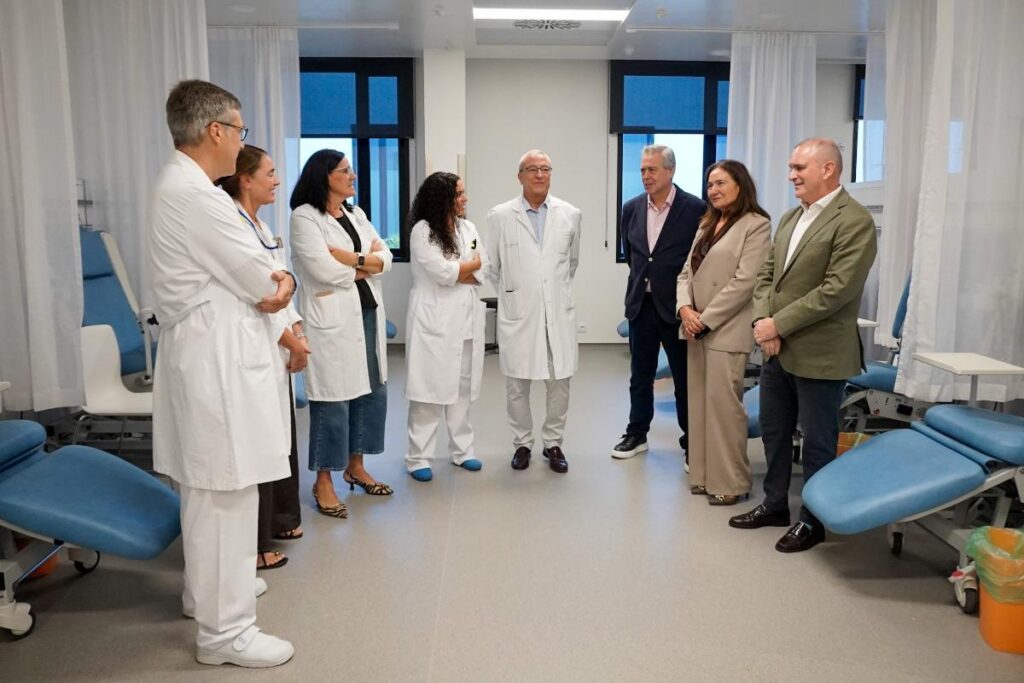 El conselleiro de Sanidade avanza la puesta en servicio el lunes del Hospital de Día Médico del Álvaro Cunqueiro para evitar ingresos y aliviar las urgencias con una inversión de la Xunta de 1,2 M€