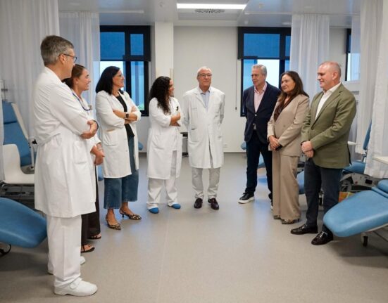 El conselleiro de Sanidade avanza la puesta en servicio el lunes del Hospital de Día Médico del Álvaro Cunqueiro para evitar ingresos y aliviar las urgencias con una inversión de la Xunta de 1,2 M€