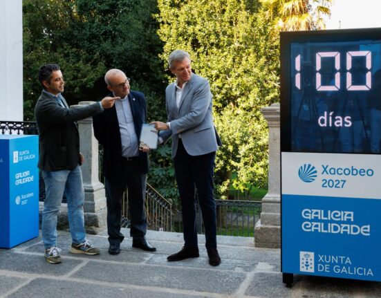 Rueda activa la cuenta atrás para el Xacobeo 2027 con la instalación de un cronómetro en la Oficina de Acogida al Peregrino de Santiago