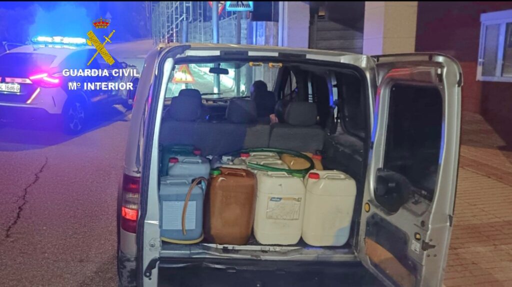 La Guardia Civil esclarece varios robos de gasoil tras localizar en Moaña un vehículo con garrafas de combustible